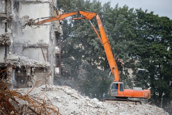 Demolition of building with excavator-destroyer for high-altitude work